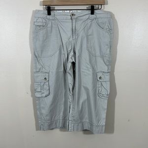 Women’s Columbia Sportswear Company size 12 khaki cargo capris pants